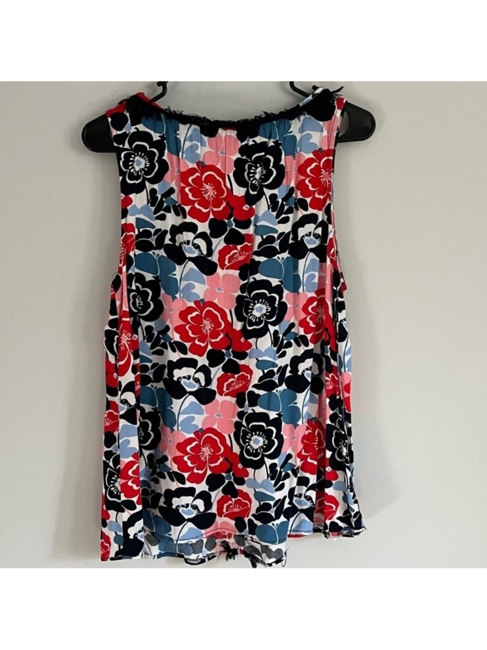 V-Neck Sleeveless Blouse 🌸✨ - Picture 2 of 2